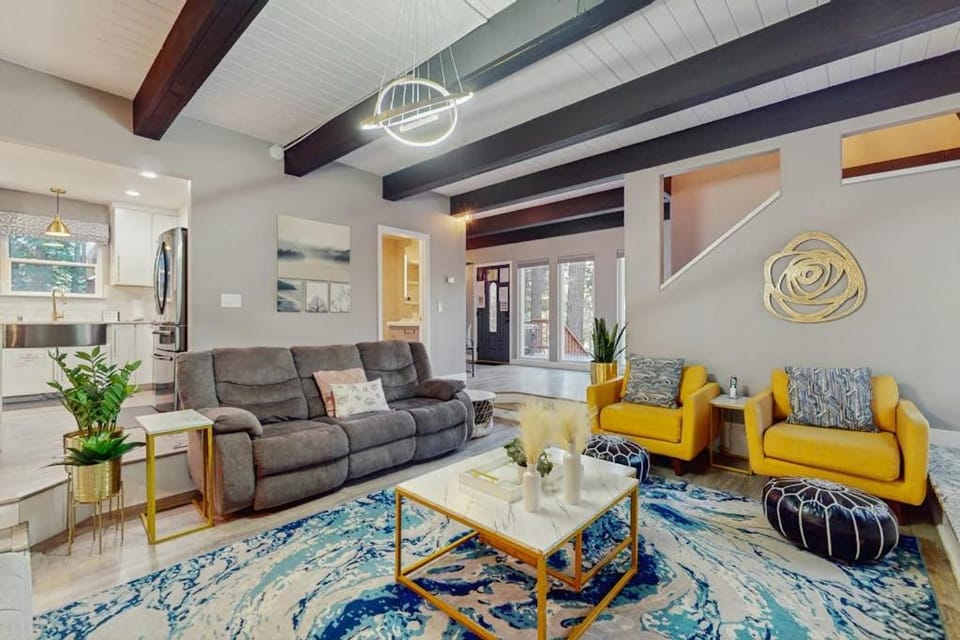 Stylish alpine escape with deck hot tub grill fireplace & washer&dryer House in Sierra Nevada