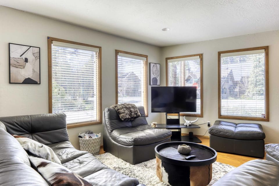 Spacious home for families - walk to Heavenly & the beach House in Stateline