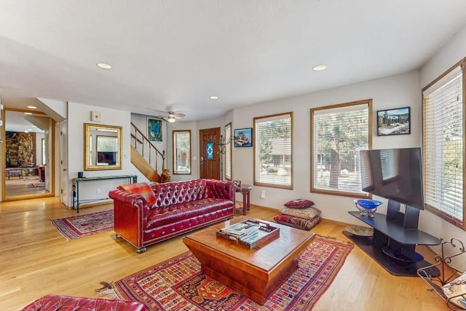 Spacious home for families - walk to Heavenly & the beach House in Stateline