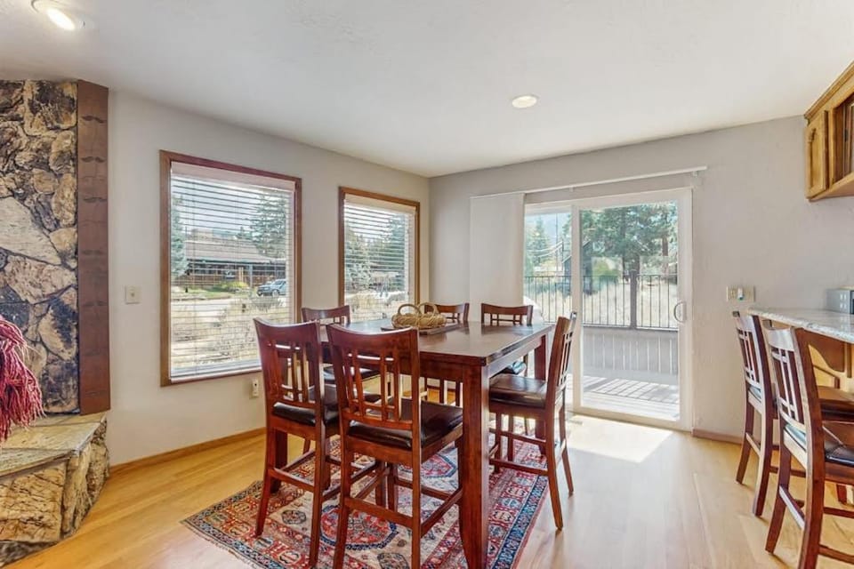 Spacious home for families - walk to Heavenly & the beach House in Stateline