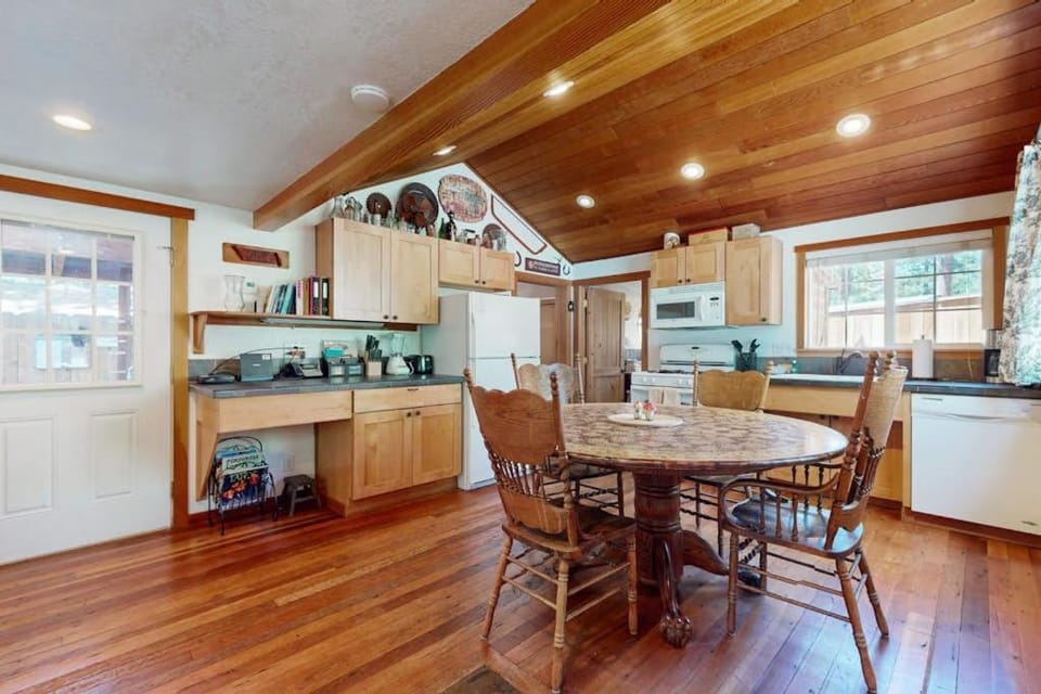Updated Tahoe Home with Hot Tub On Bus Route to Stateline & Skiing House in South Lake Tahoe