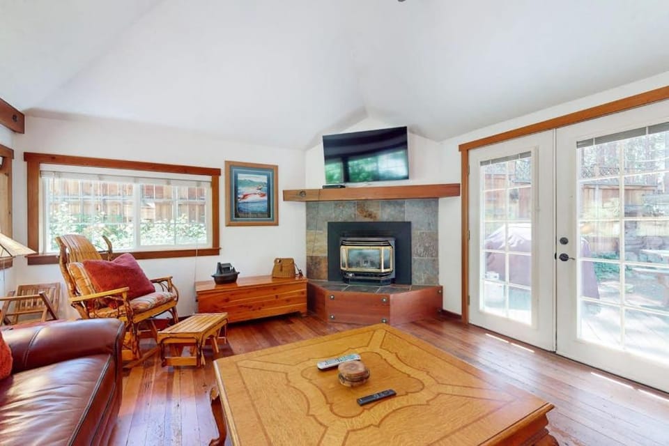 Updated Tahoe Home with Hot Tub On Bus Route to Stateline & Skiing House in South Lake Tahoe