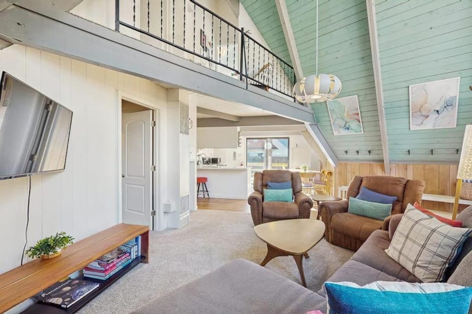 South Lake Tahoe House with Hot Tub - Close to Skiing Walk to Dining House in Sierra Nevada