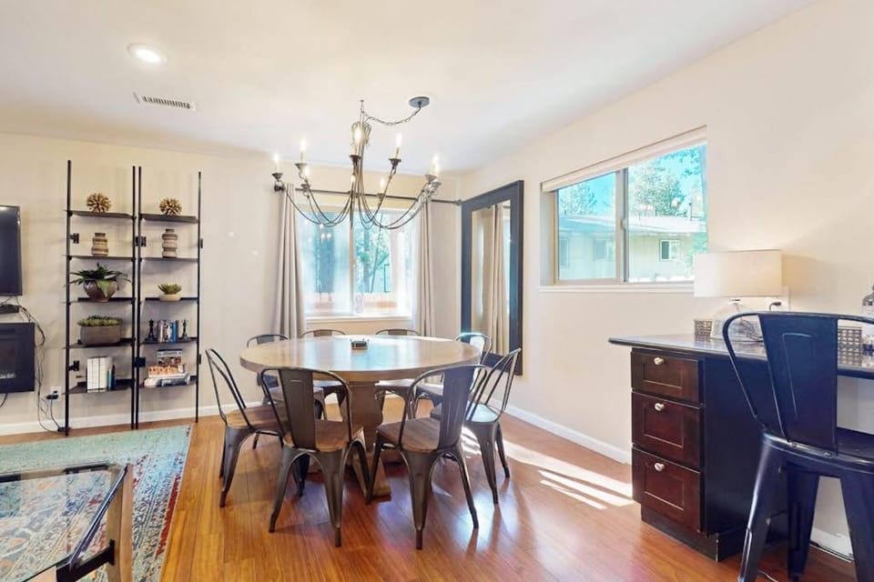 Charming dog-friendly home with a private hot tub & large fenced yard House in South Lake Tahoe