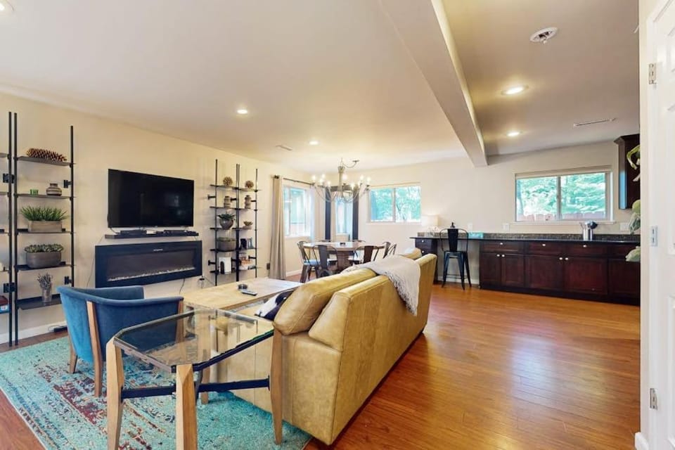 Charming dog-friendly home with a private hot tub & large fenced yard House in South Lake Tahoe