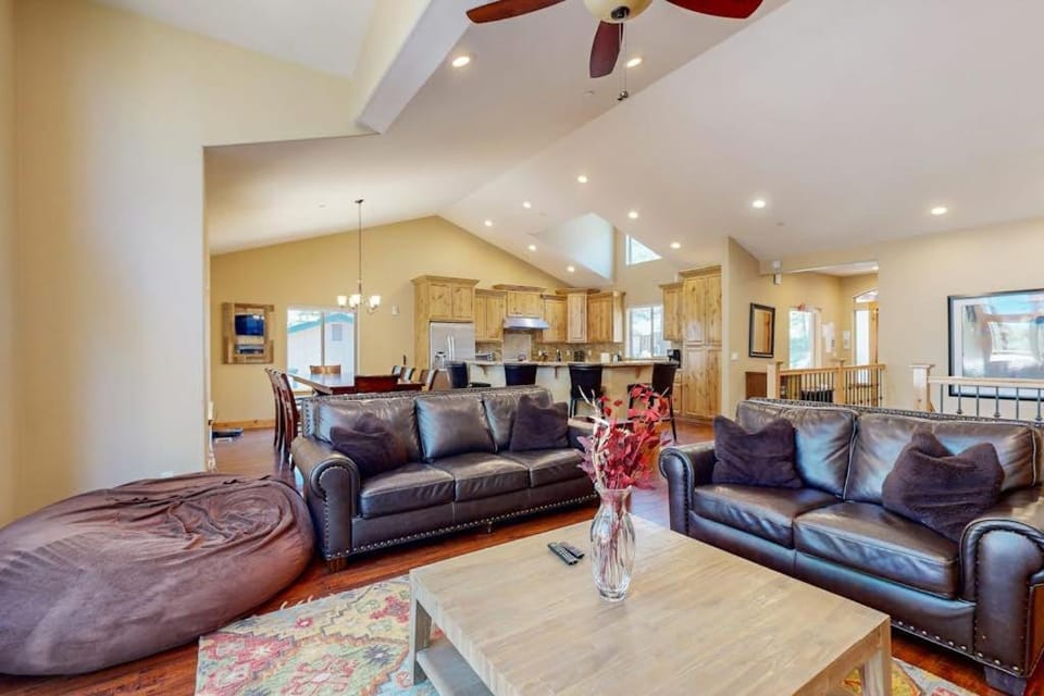 Dog-friendly wooded retreat near skiing beaches dining with 2 living rooms & deck House in South Lake Tahoe