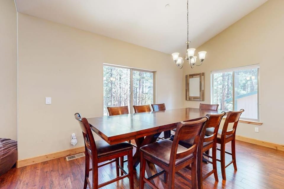 Dog-friendly wooded retreat near skiing beaches dining with 2 living rooms & deck House in South Lake Tahoe