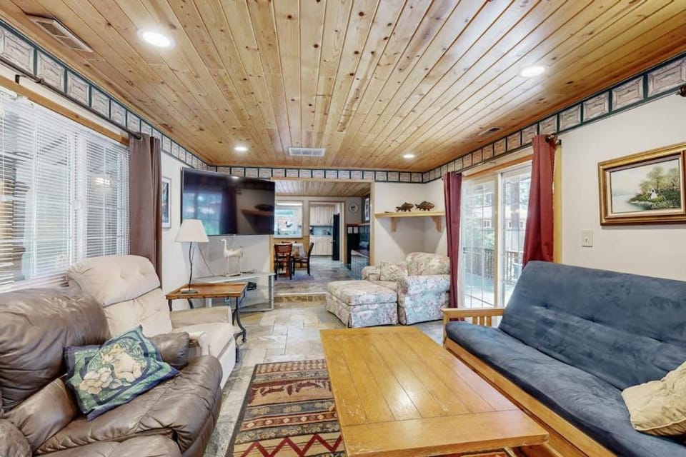 Get outside and play in South Lake Tahoe - minutes to Heavenly & lake House in South Lake Tahoe