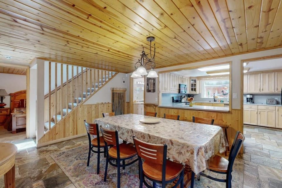 Get outside and play in South Lake Tahoe - minutes to Heavenly & lake House in South Lake Tahoe