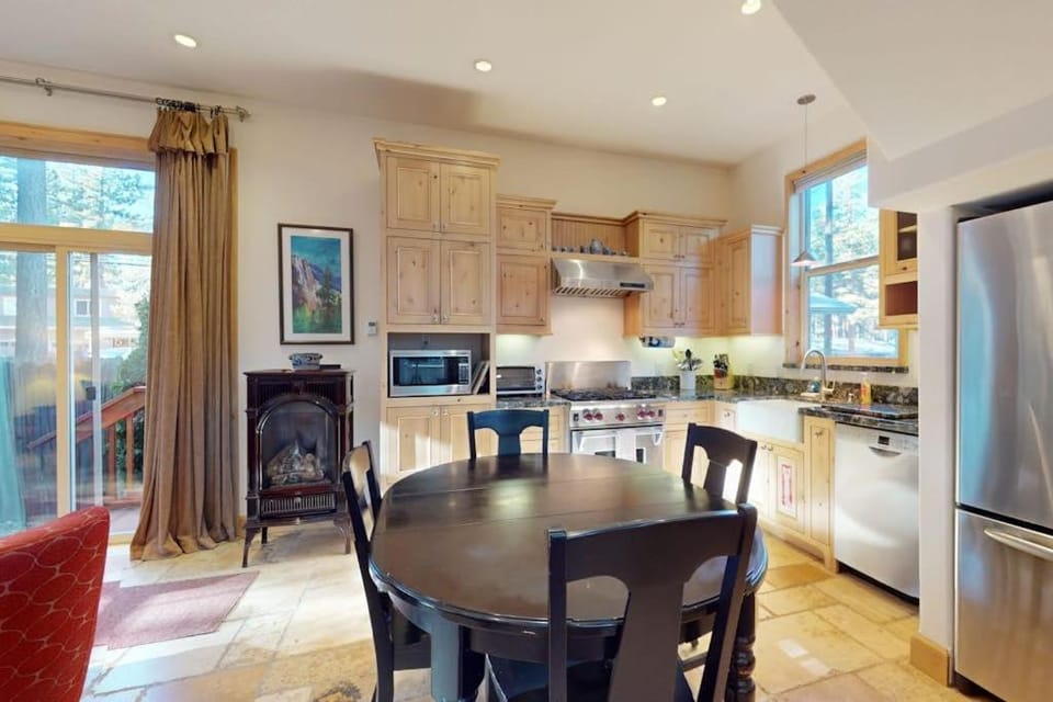 Custom South Lake Tahoe Cottage for 6 Close to Parks and Beaches House in South Lake Tahoe