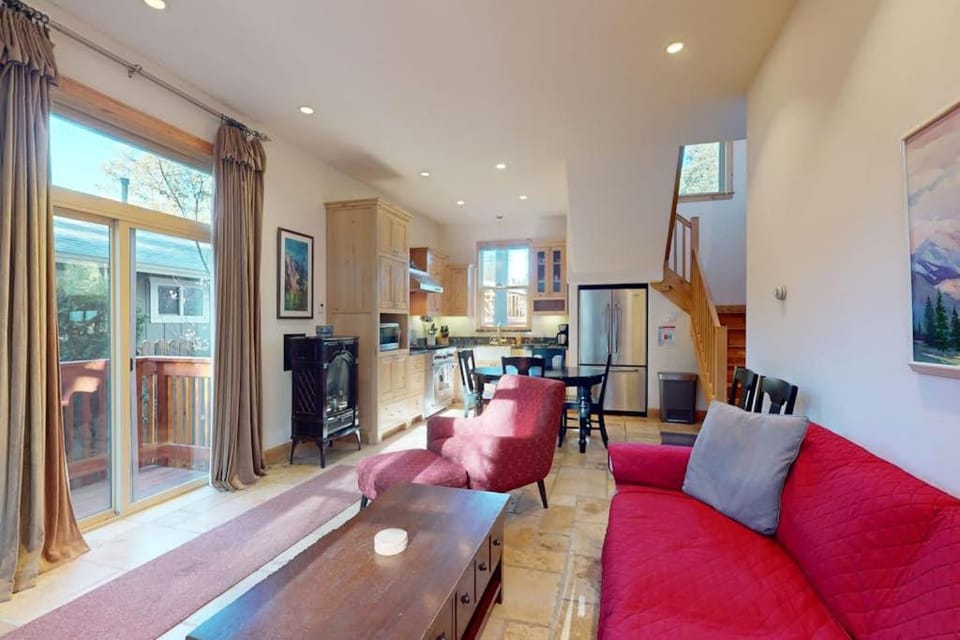 Custom South Lake Tahoe Cottage for 6 Close to Parks and Beaches House in South Lake Tahoe