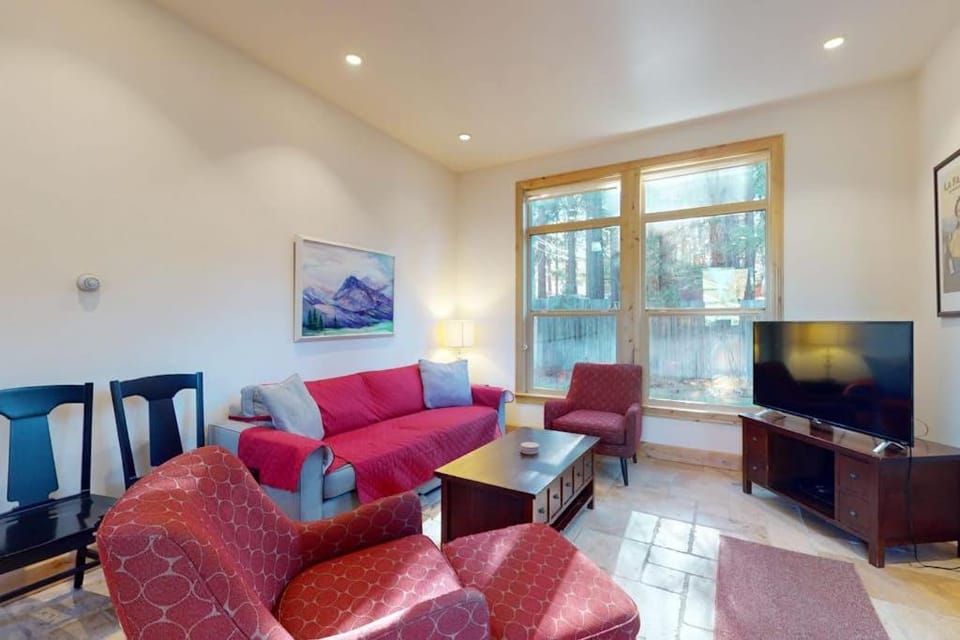 Custom South Lake Tahoe Cottage for 6 Close to Parks and Beaches House in South Lake Tahoe