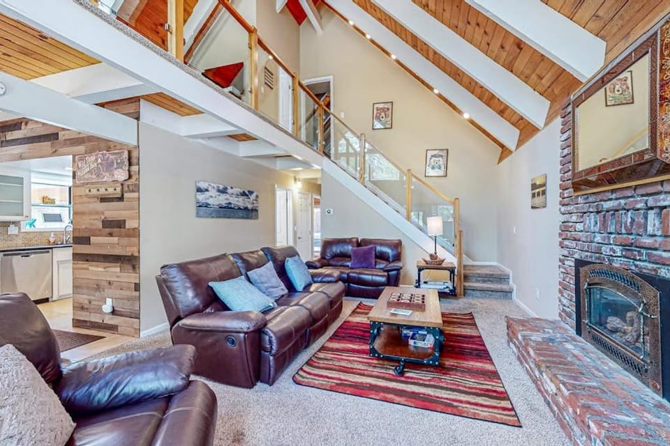 Remodeled Montgomery Estates Retreat - Minutes to Heavenly & Beach House in South Lake Tahoe