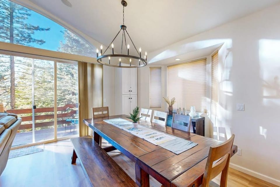 Beautiful & Spacious Newer Home with Lovely Master Suite & Gourmet Kitchen House in South Lake Tahoe