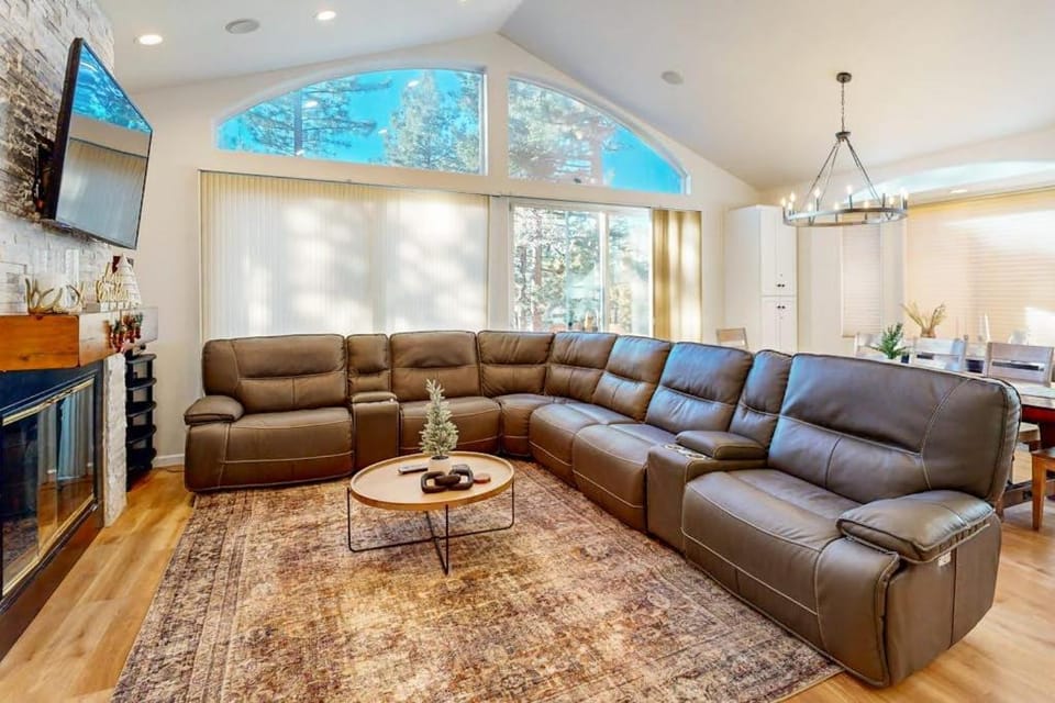 Beautiful & Spacious Newer Home with Lovely Master Suite & Gourmet Kitchen House in South Lake Tahoe