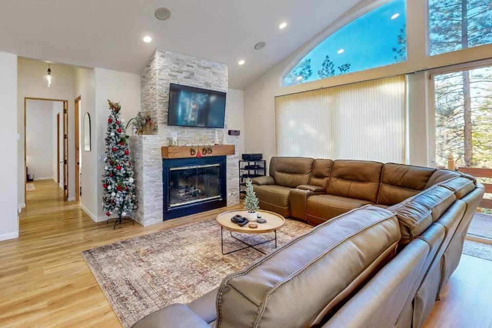 Beautiful & Spacious Newer Home with Lovely Master Suite & Gourmet Kitchen House in South Lake Tahoe