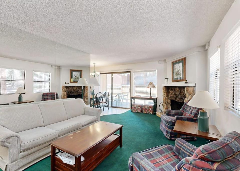 Midtown Condo with Deck & Clubhouse with Pool - 2-Minute Drive to Skiing House in South Lake Tahoe