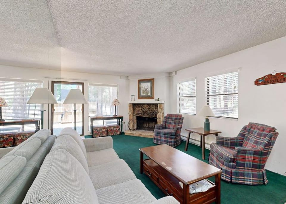 Midtown Condo with Deck & Clubhouse with Pool - 2-Minute Drive to Skiing House in South Lake Tahoe