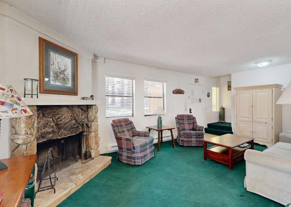 Midtown Condo with Deck & Clubhouse with Pool - 2-Minute Drive to Skiing House in South Lake Tahoe