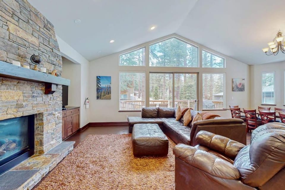 New Home in Coveted Location with Backyard - 10 Minutes to Ski Slopes Beach House in South Lake Tahoe