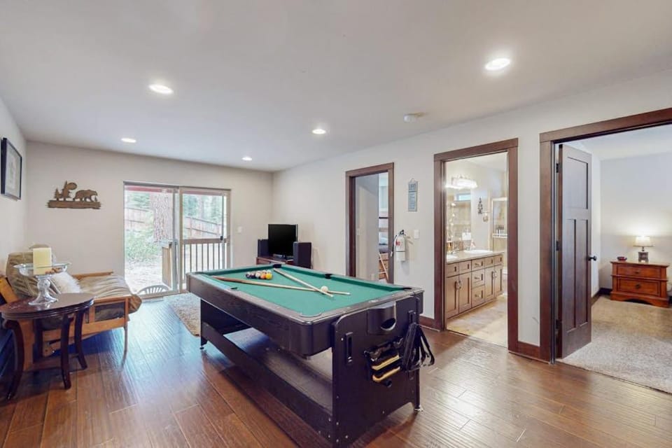New Home in Coveted Location with Backyard - 10 Minutes to Ski Slopes Beach House in South Lake Tahoe
