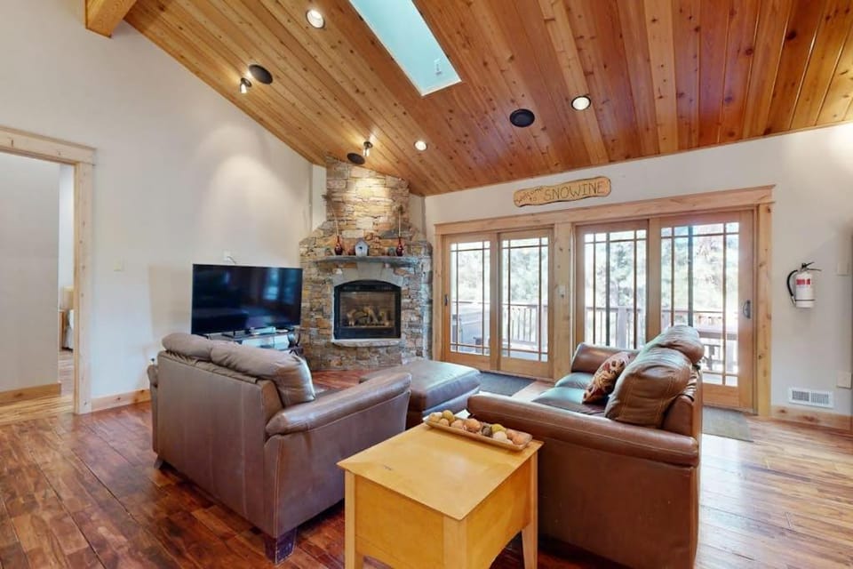 Immaculate Dog-Friendly Home with Private Hot Tub Billiards 2 Jacuzzi Tubs House in South Lake Tahoe
