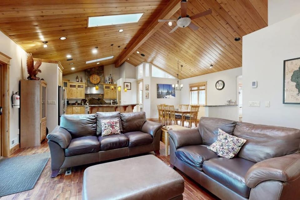 Immaculate Dog-Friendly Home with Private Hot Tub Billiards 2 Jacuzzi Tubs House in South Lake Tahoe