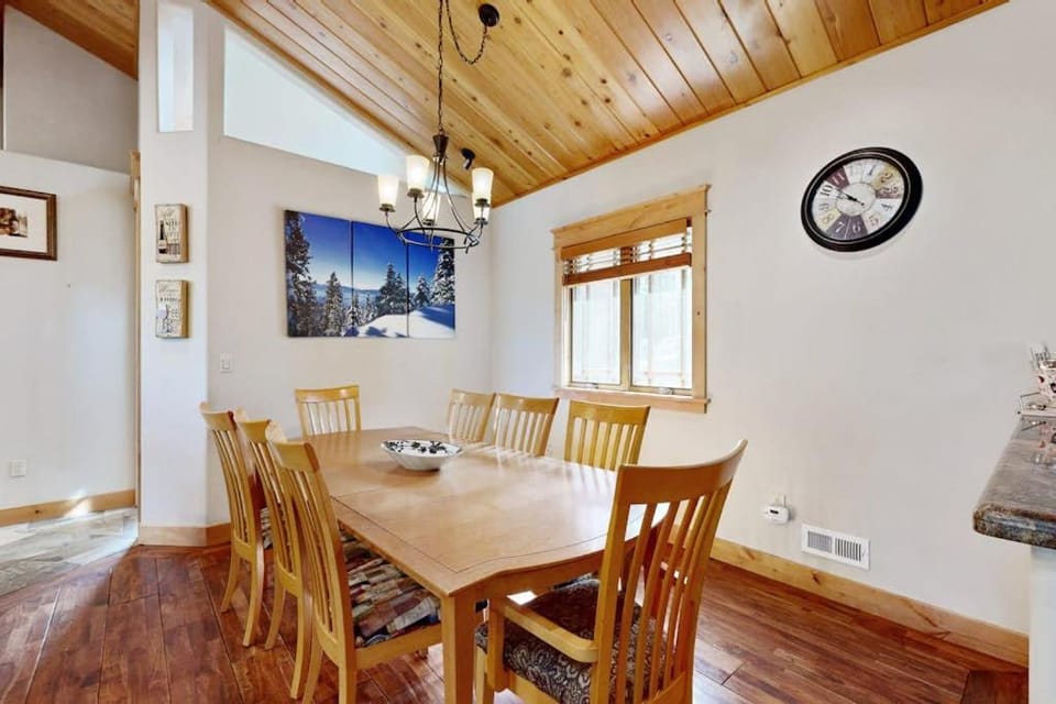 Immaculate Dog-Friendly Home with Private Hot Tub Billiards 2 Jacuzzi Tubs House in South Lake Tahoe