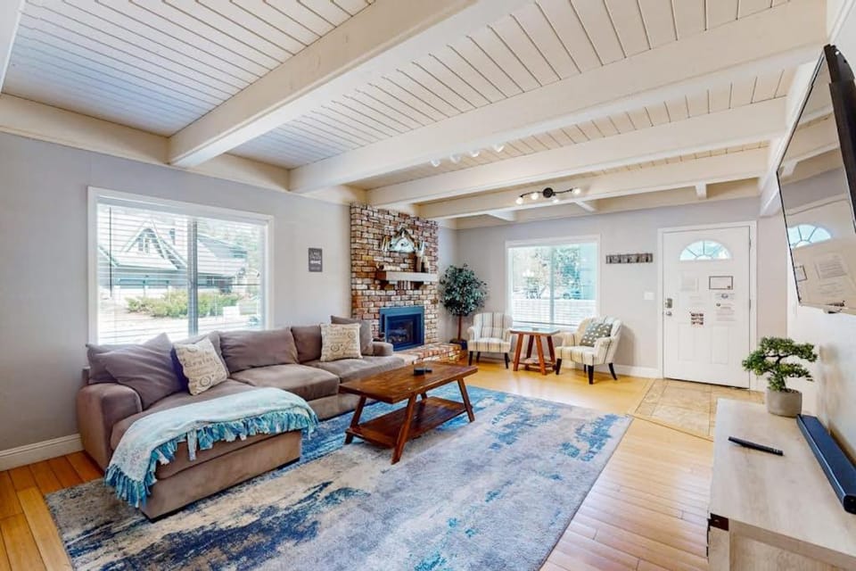 Beautifully Updated Home - 10 Minutes to Heavenly & Beach House in South Lake Tahoe