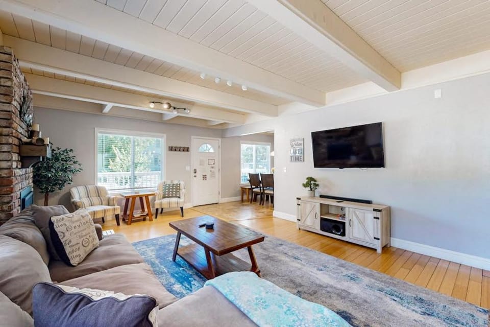 Beautifully Updated Home - 10 Minutes to Heavenly & Beach House in South Lake Tahoe
