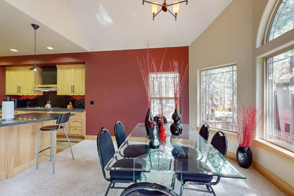 All-season long-term retreat with 2 living rooms & jetted tub - monthly rental House in South Lake Tahoe