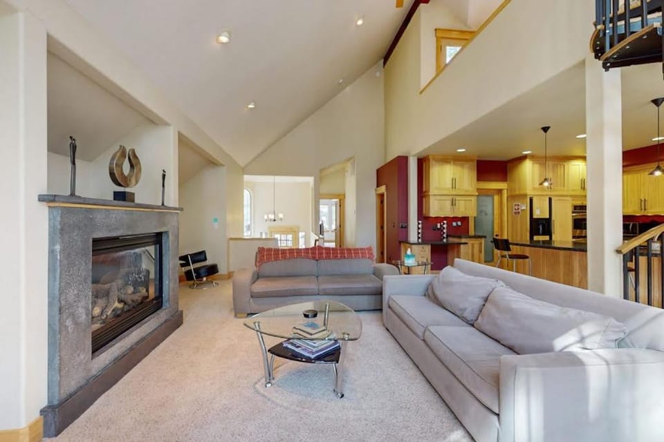 All-season long-term retreat with 2 living rooms & jetted tub - monthly rental House in South Lake Tahoe