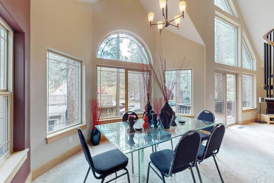 All-season long-term retreat with 2 living rooms & jetted tub - monthly rental House in South Lake Tahoe