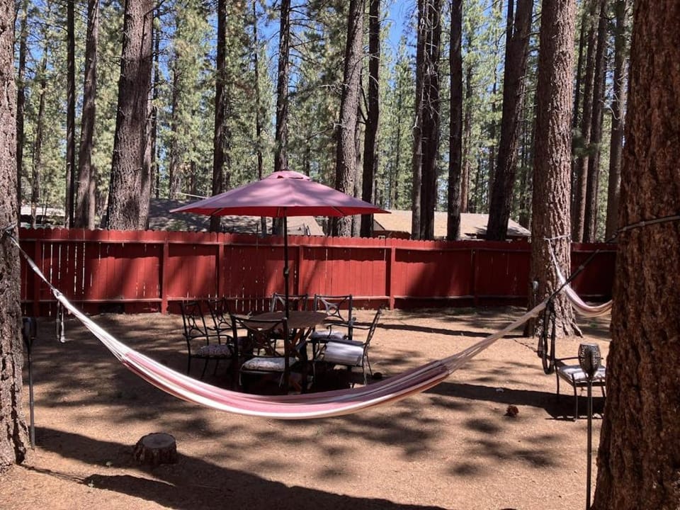 All-season dog-friendly cabin with fireplace & deck - near Heavenly & beach Cabin in South Lake Tahoe