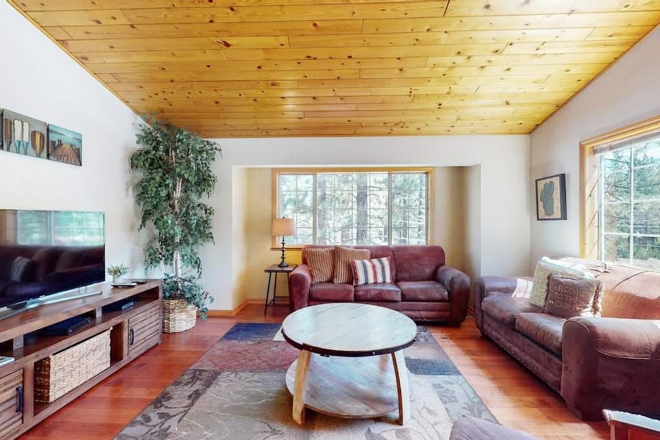 Gold Dust Getaway with Foosball Big Deck & Forest Views - Near Slopes House in South Lake Tahoe