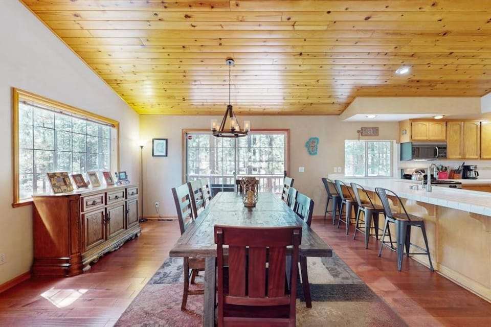 Gold Dust Getaway with Foosball Big Deck & Forest Views - Near Slopes House in South Lake Tahoe