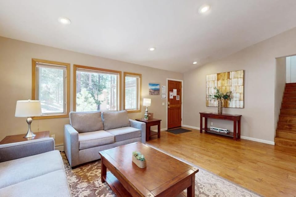 Professionally decorated mountain retreat with private hot tub & home theater House in South Lake Tahoe