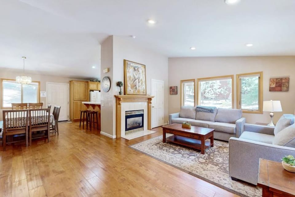 Professionally decorated mountain retreat with private hot tub & home theater House in South Lake Tahoe