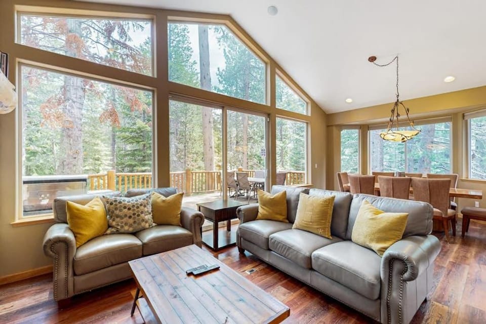 Upscale house with 2 living areas open layout hot tub backyard & luxe suite House in Sierra Nevada