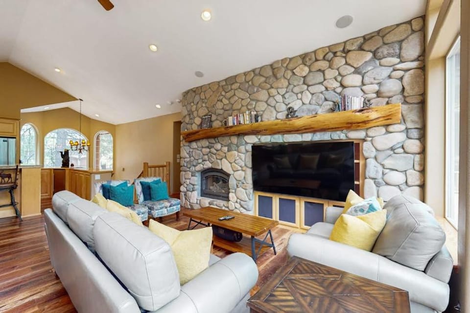 Upscale house with 2 living areas open layout hot tub backyard & luxe suite House in Sierra Nevada
