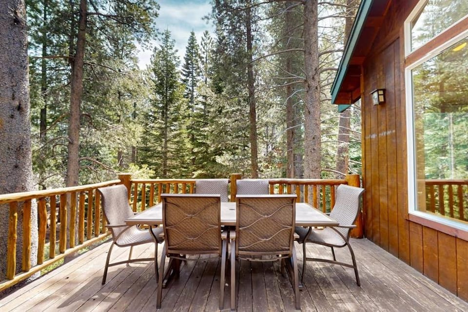 Upscale house with 2 living areas open layout hot tub backyard & luxe suite House in Sierra Nevada