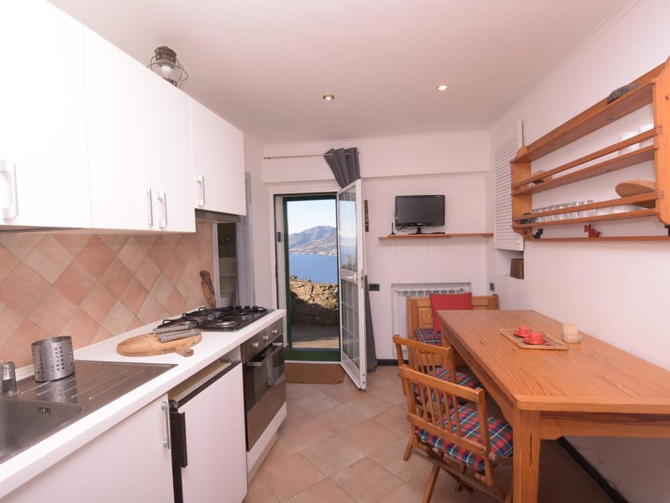 Kitchen or kitchenette, Dining area, oven