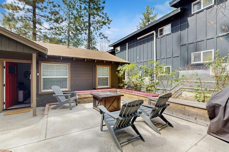 Renovated Studio with Full Kitchen & hot tub access-Walk to Lakeside Beach Apartment in Stateline