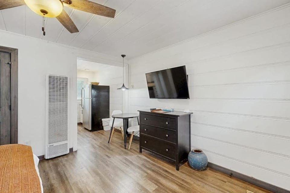Renovated Studio with Full Kitchen & hot tub access-Walk to Lakeside Beach Apartment in Stateline