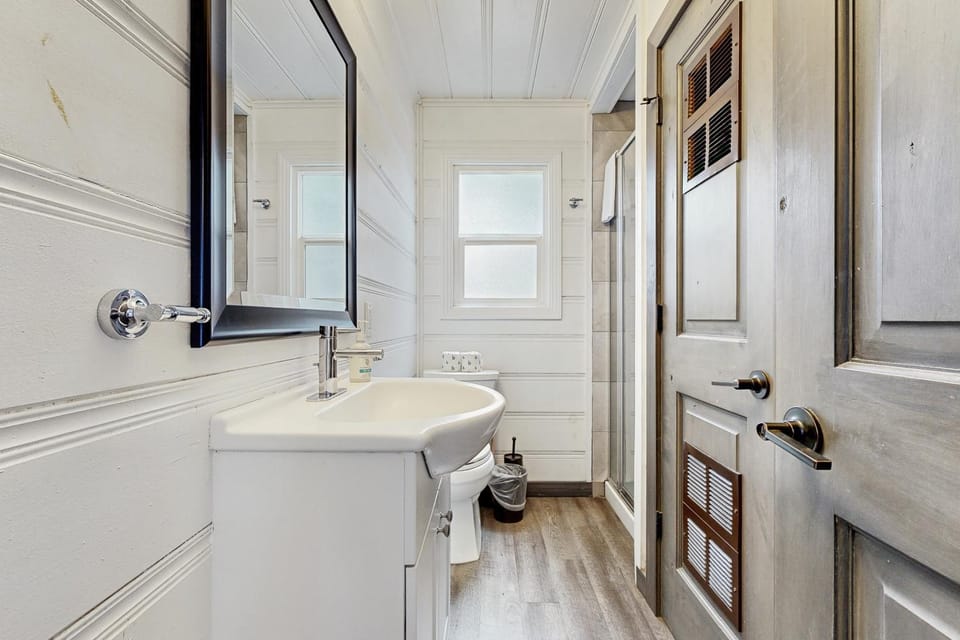 Renovated Studio with Full Kitchen & hot tub access-Walk to Lakeside Beach House in Stateline