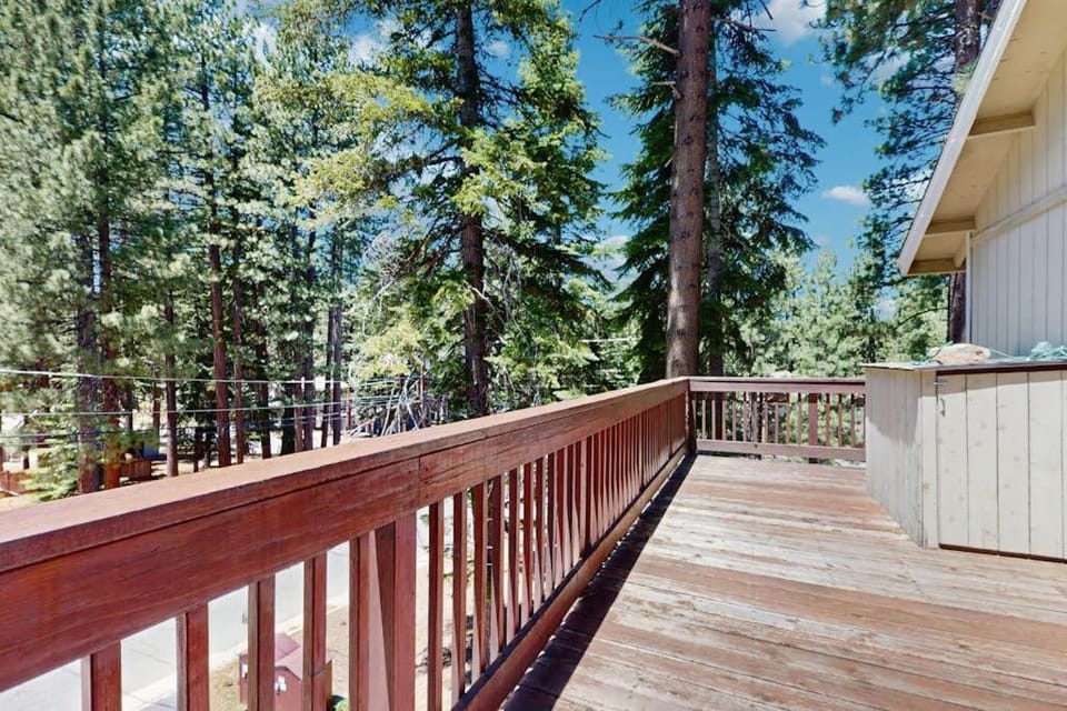 Spacious hideaway with private hot tub & huge yard - near the lake House in South Lake Tahoe