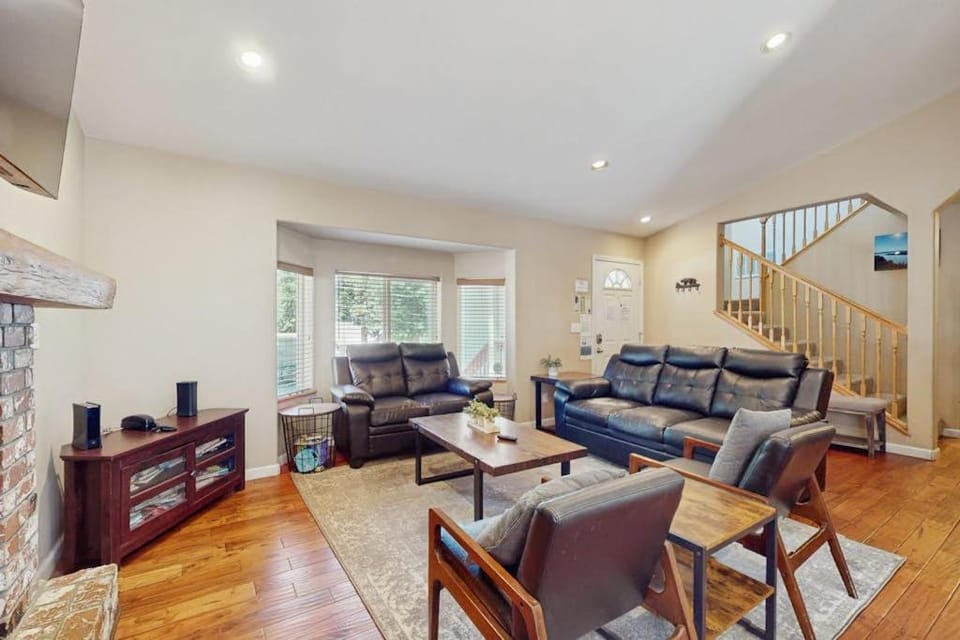 Spacious hideaway with private hot tub & huge yard - near the lake House in South Lake Tahoe