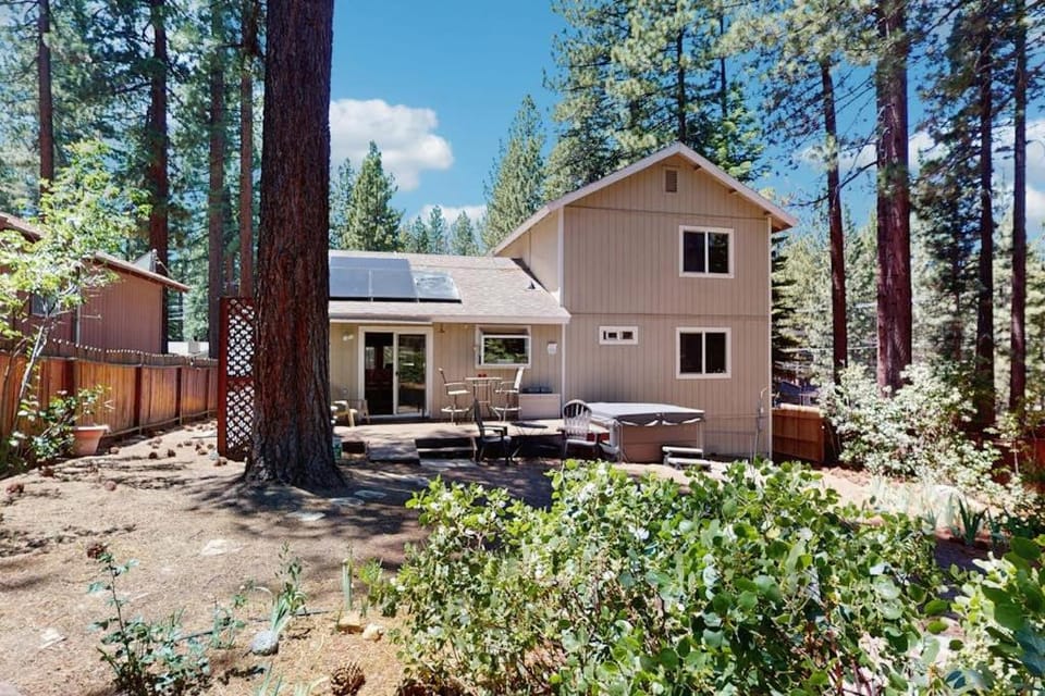 Spacious hideaway with private hot tub & huge yard - near the lake House in South Lake Tahoe