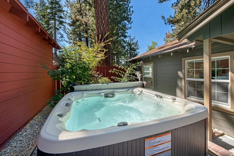 Holiday Home & Hot Tub - Walk 12 Mins to Beach or 6 Mins to Heavenly Gondola House in Stateline
