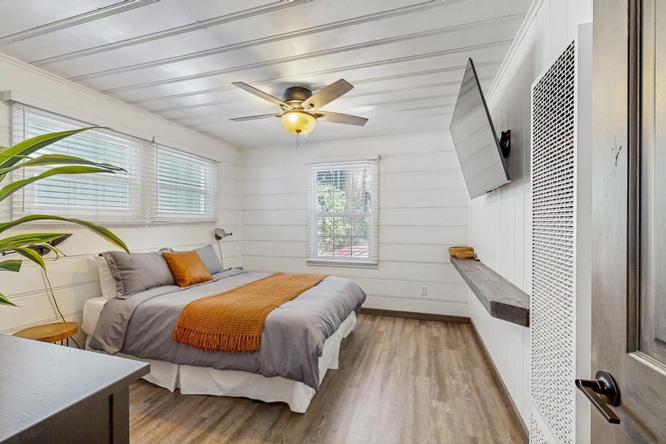 Renovated Modern Retreat with Hot Tub - Walk to Lakeside Beach & Gondola House in Stateline